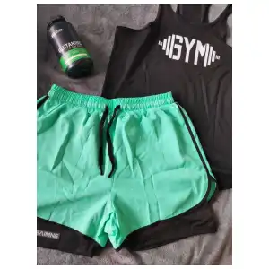 CONJUNTO DE CAMISETA GYM + SHORT CON LICRA miniatura 2